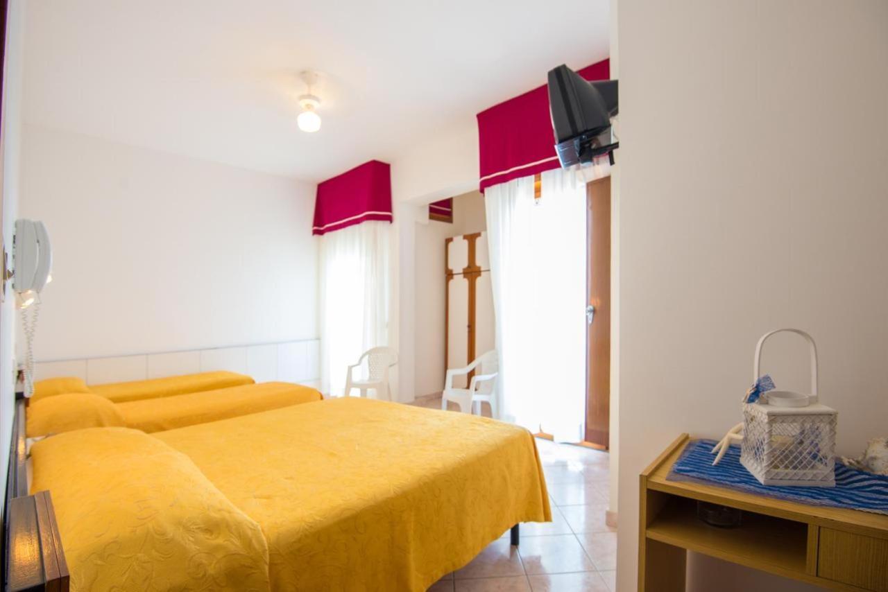 Hotel Venezia Каттоліка Екстер'єр фото