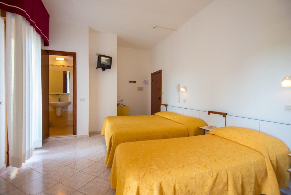 Hotel Venezia Каттоліка Екстер'єр фото
