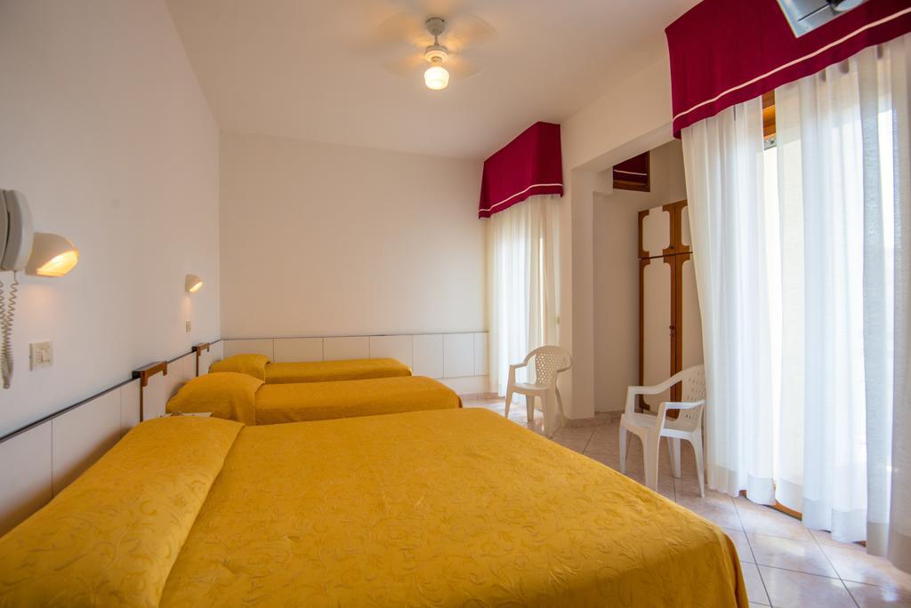 Hotel Venezia Каттоліка Екстер'єр фото