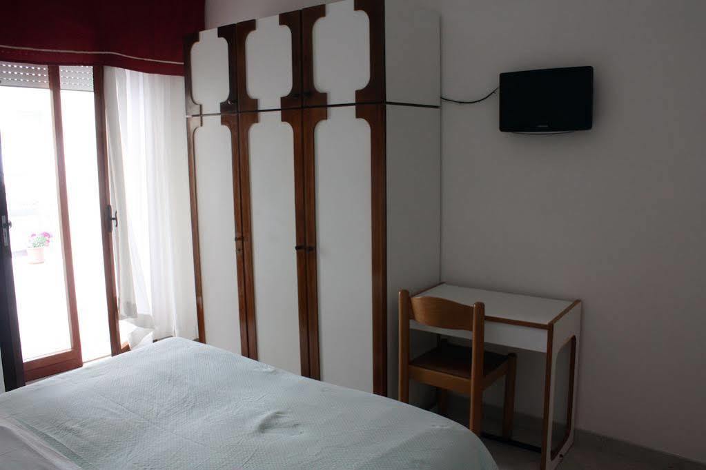 Hotel Venezia Каттоліка Екстер'єр фото