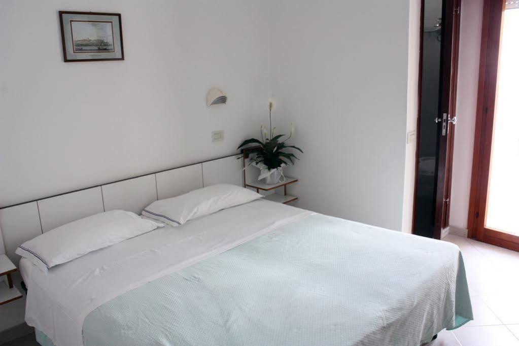 Hotel Venezia Каттоліка Екстер'єр фото