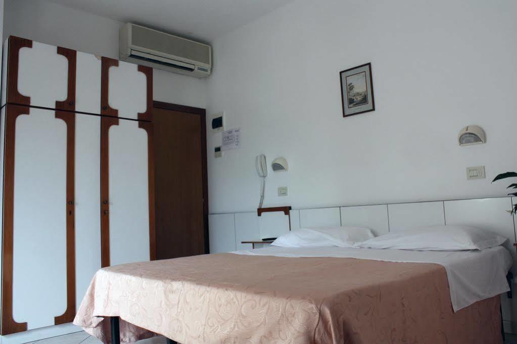 Hotel Venezia Каттоліка Екстер'єр фото