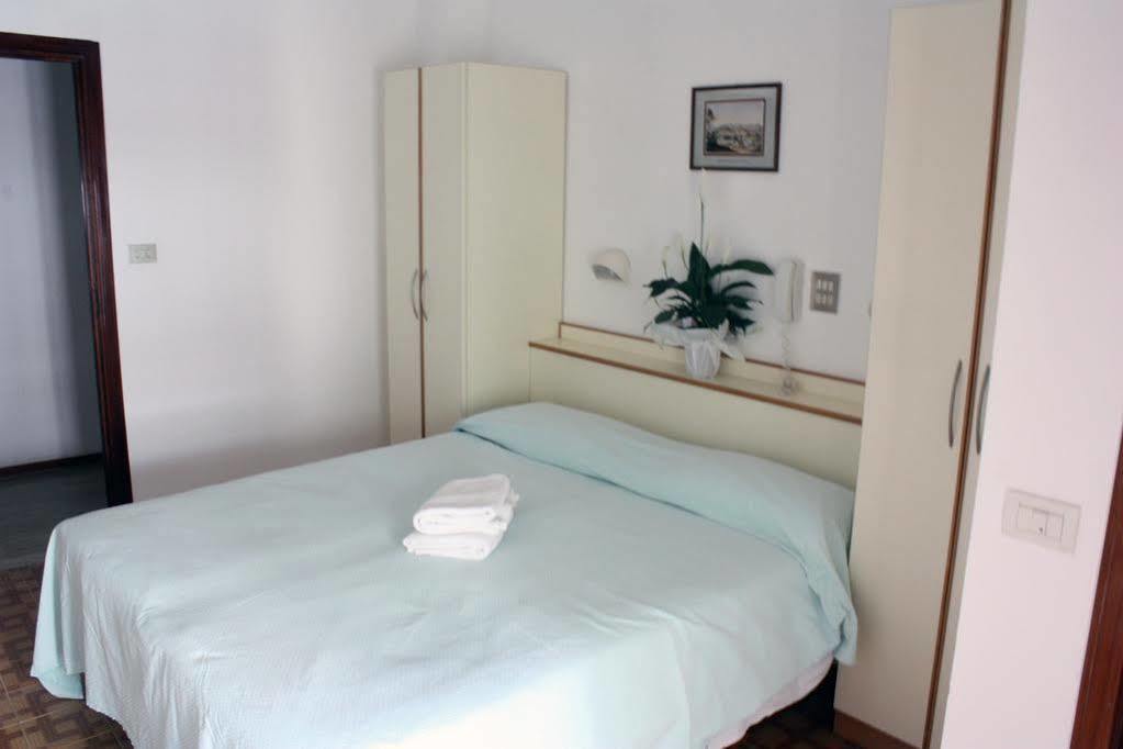 Hotel Venezia Каттоліка Екстер'єр фото